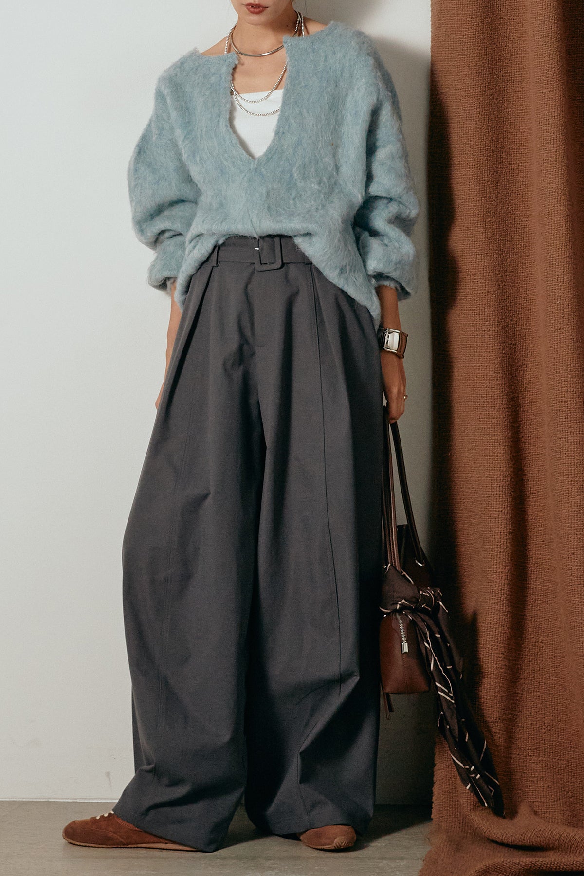SET]ミックスシャギー深Vニット+太ベルト付きタックワイドパンツ
