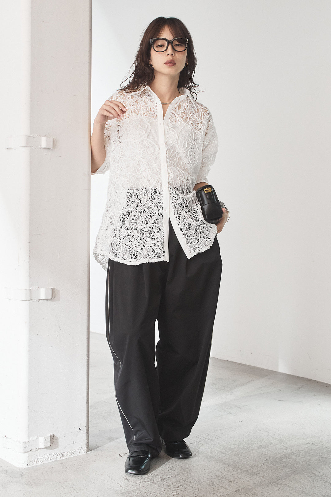 [SET]刺繍レースオーバーサイズシャツ+合繊ツイルパイピングタックカーブパンツ(2set)