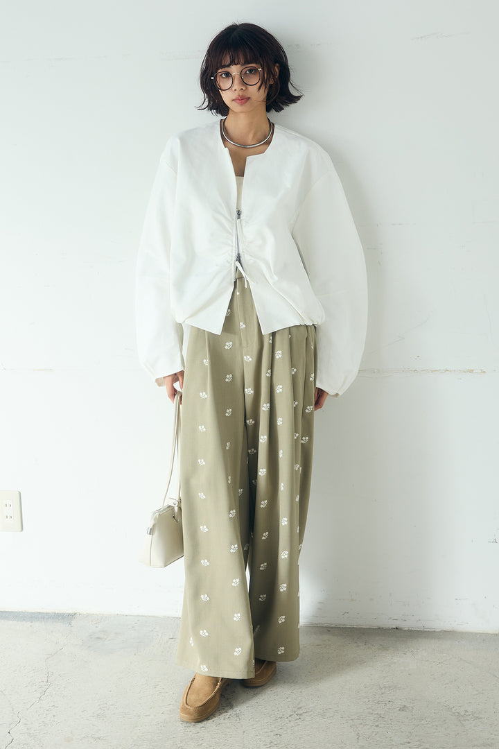 [SET]ノーカラーフロントギャザージップアウター+花柄刺繍ツイルタックパンツ(2set)