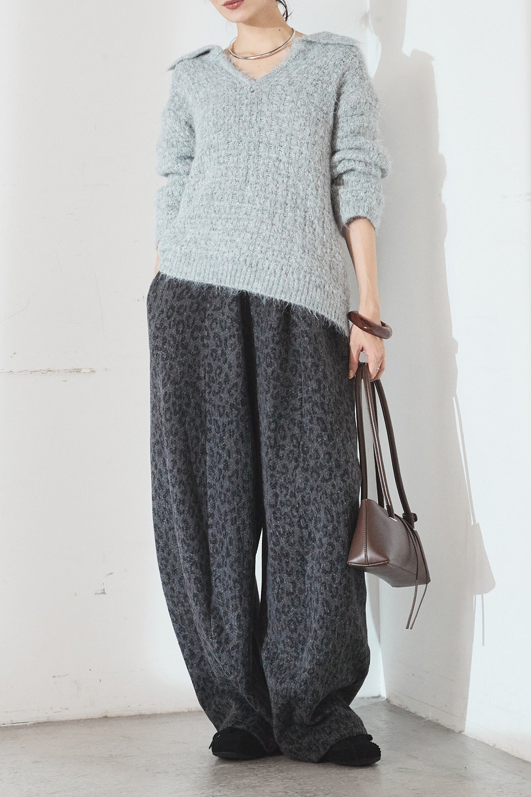 [SET]襟付きVネックニットトップス+リラックスレオパード柄ワイドパンツ(2set)