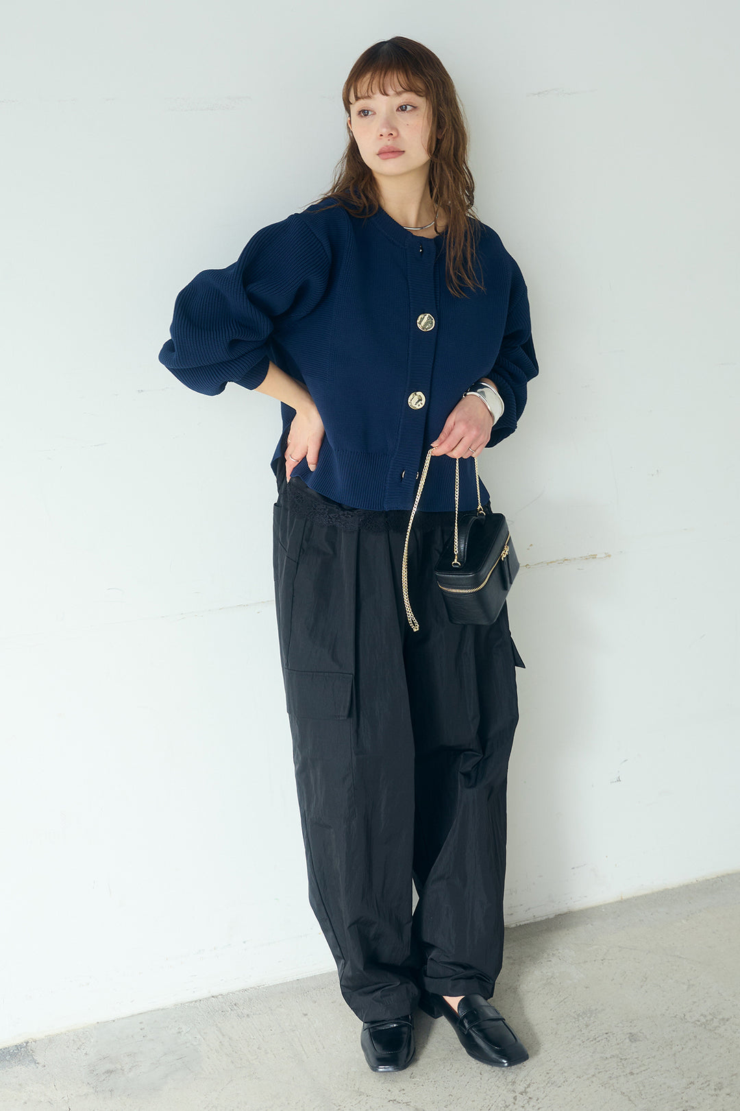 [SET]スポンディッシュBIGボタンクルーネックカーディガン+撥水ジョガーパンツ+ブロード切り替えぺプラムタンク(3set)