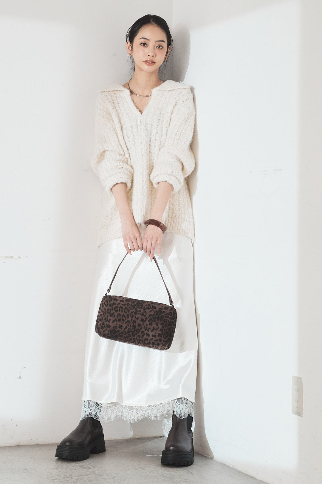 [SET]襟付きVネックニットトップス+裾レースデザインサテンスカート(2set)