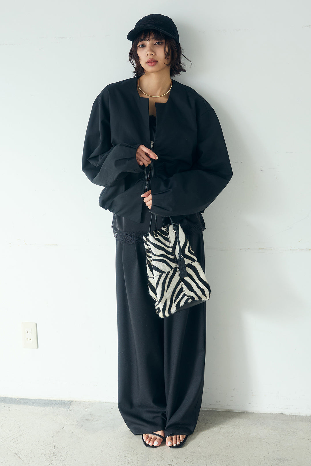 [SET]ノーカラーフロントギャザージップアウター+斜めボタンタック入りスラックス+ブロード切り替えぺプラムタンク(3set)