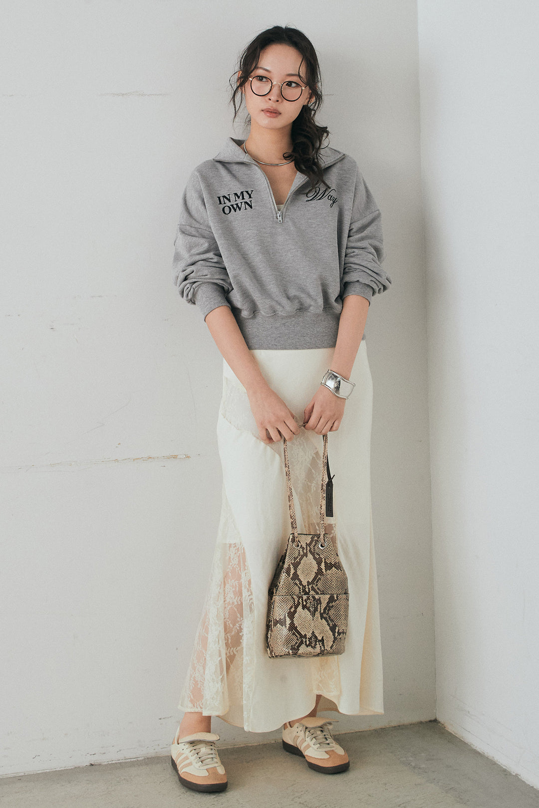 [SET]裏毛ロゴ刺繍ハーフZIPスウェット+刺繍レースデザインサテンスカート(2set)