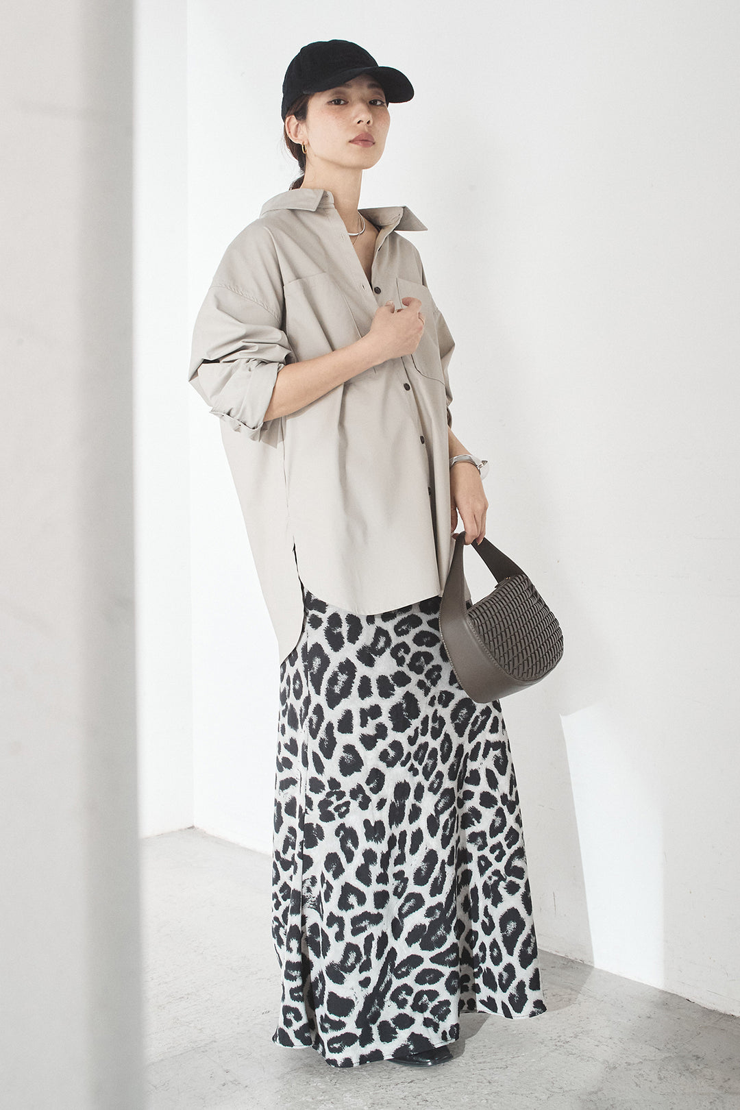 [SET]ウォッシャブルエコレザービックカフスシャツ+レオパードサテンナロースカート(2set)