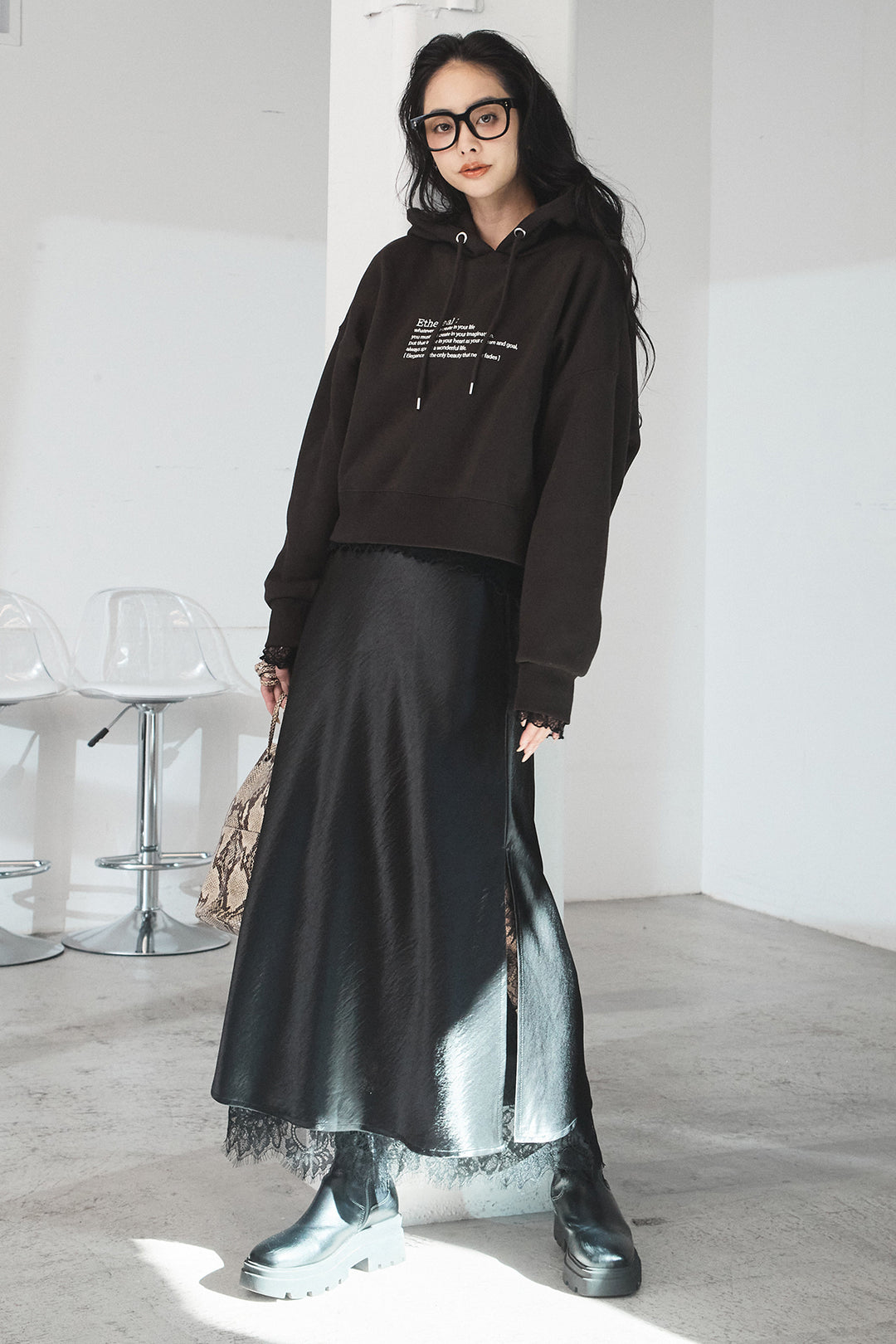 [SET]裏起毛レタリング刺繍フーディショートプルオーバー+ストレッチレースクルーネックインナー+裾レースデザインサテンスカート(3set)