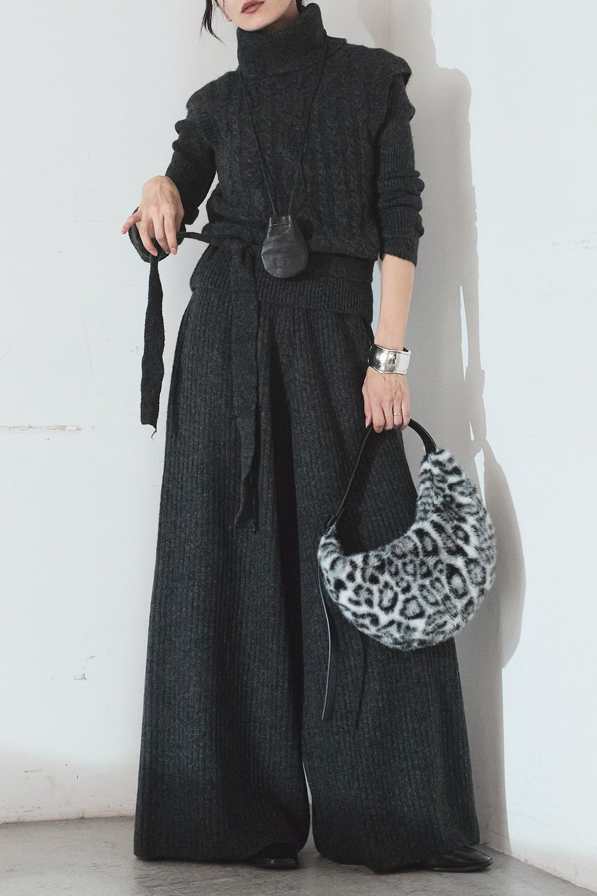 【ESICA】アシンメトリー黒ニットと花柄スカートセット ESICA】アシンメトリー黒ニットと花柄スカートセット