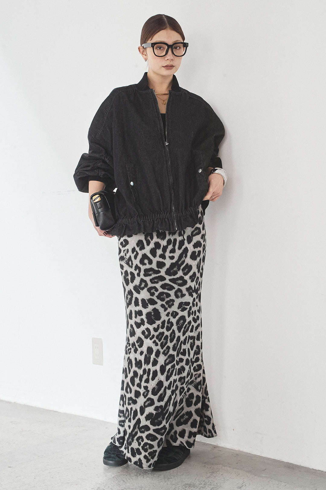 [SET]袖シャーリング裾フリルデニムブルゾン+レオパードサテンナロースカート(2set)