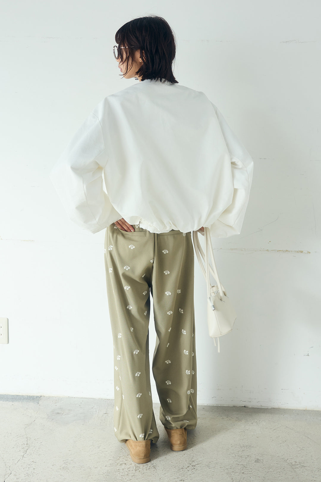 [SET]ノーカラーフロントギャザージップアウター+花柄刺繍ツイルタックパンツ(2set)
