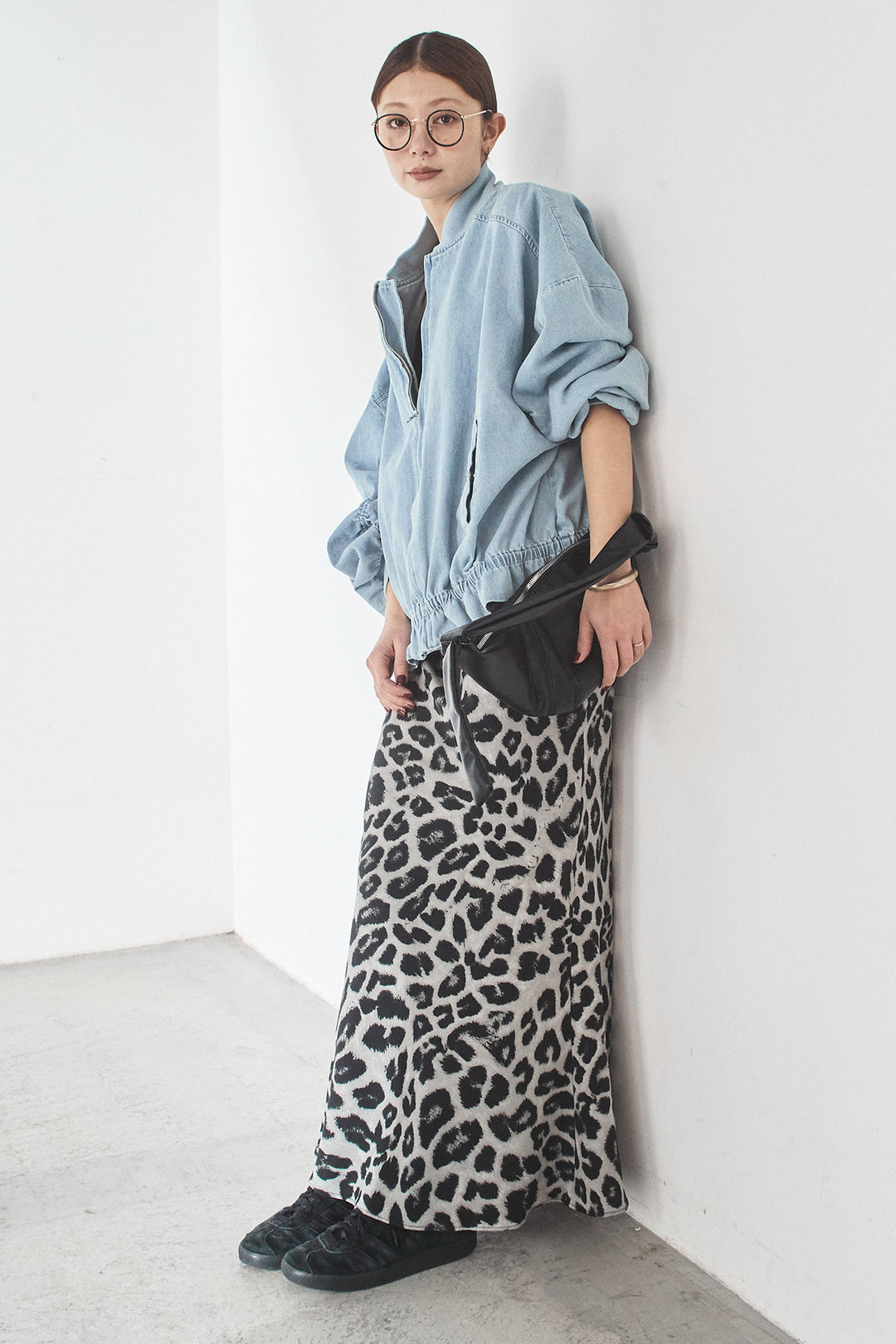 [SET]袖シャーリング裾フリルデニムブルゾン+レオパードサテンナロースカート(2set)