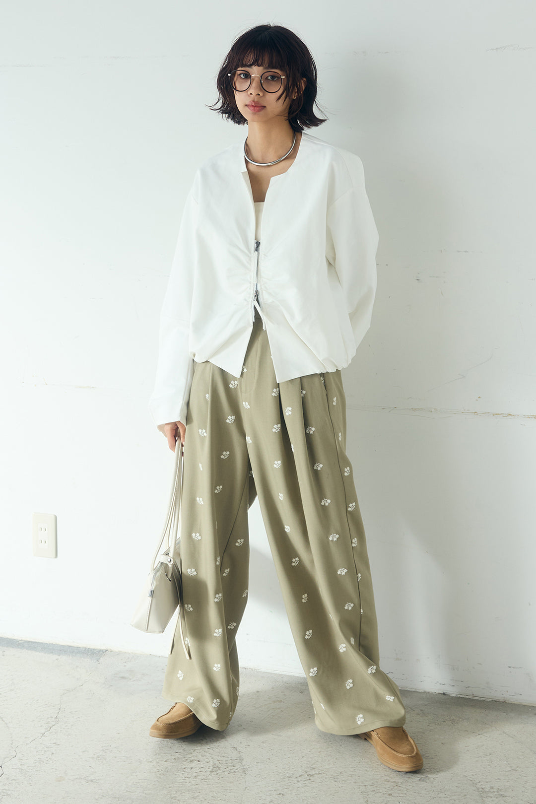 [SET]ノーカラーフロントギャザージップアウター+花柄刺繍ツイルタックパンツ(2set)