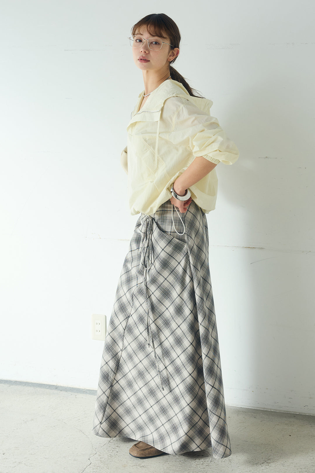 [SET]ナイロンフーディーブルゾンアウター+タータンチェック柄フロントデザインスカート(2set)