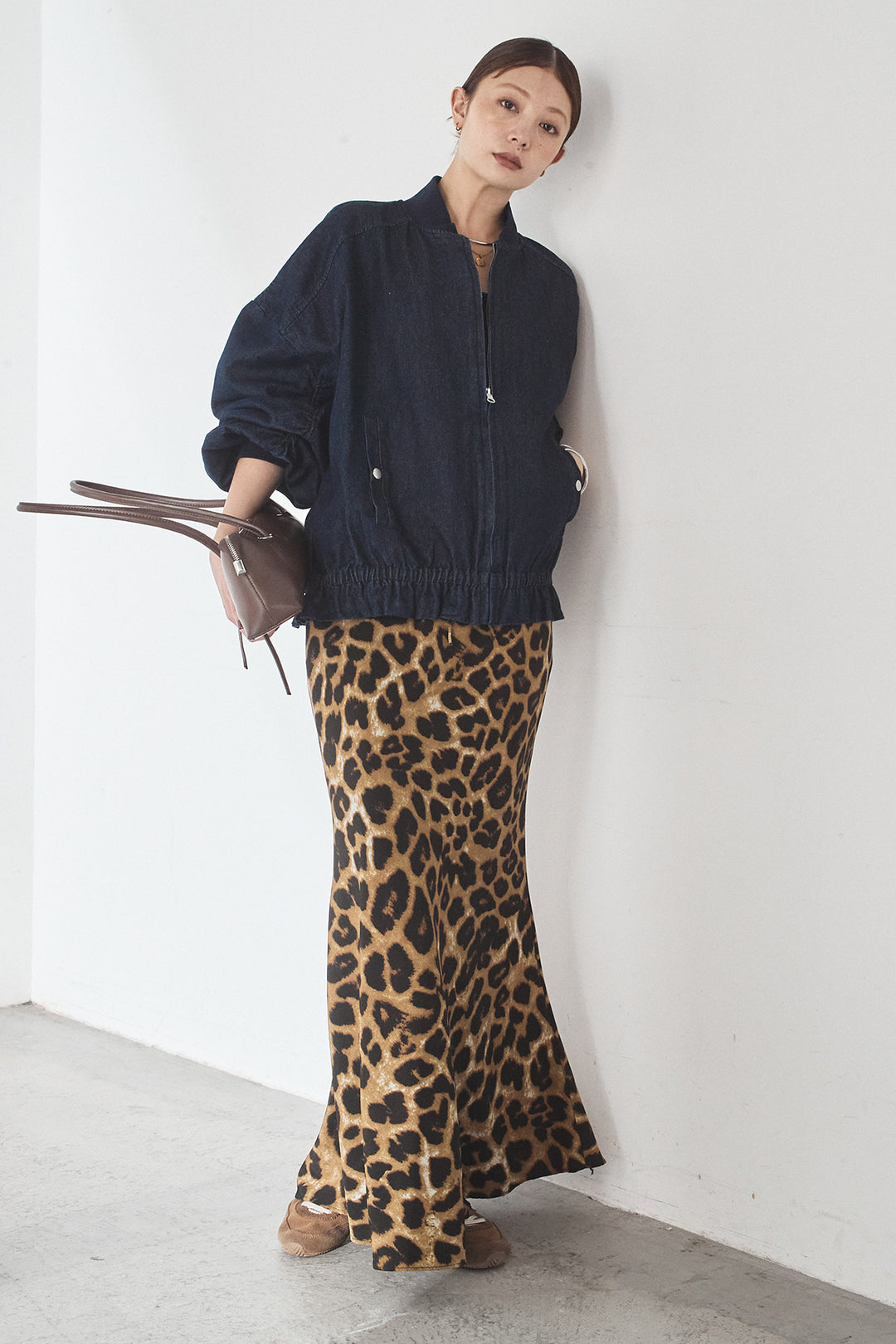 [SET]袖シャーリング裾フリルデニムブルゾン+レオパードサテンナロースカート(2set)