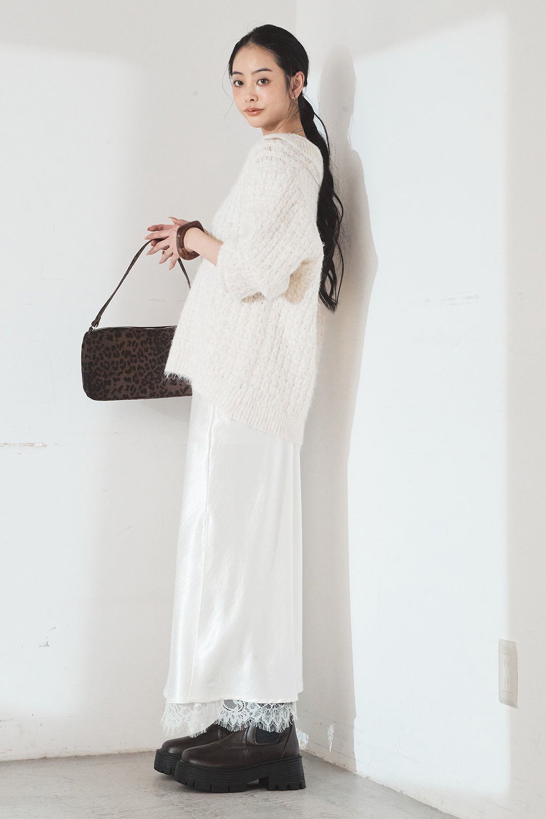 [SET]襟付きVネックニットトップス+裾レースデザインサテンスカート(2set)