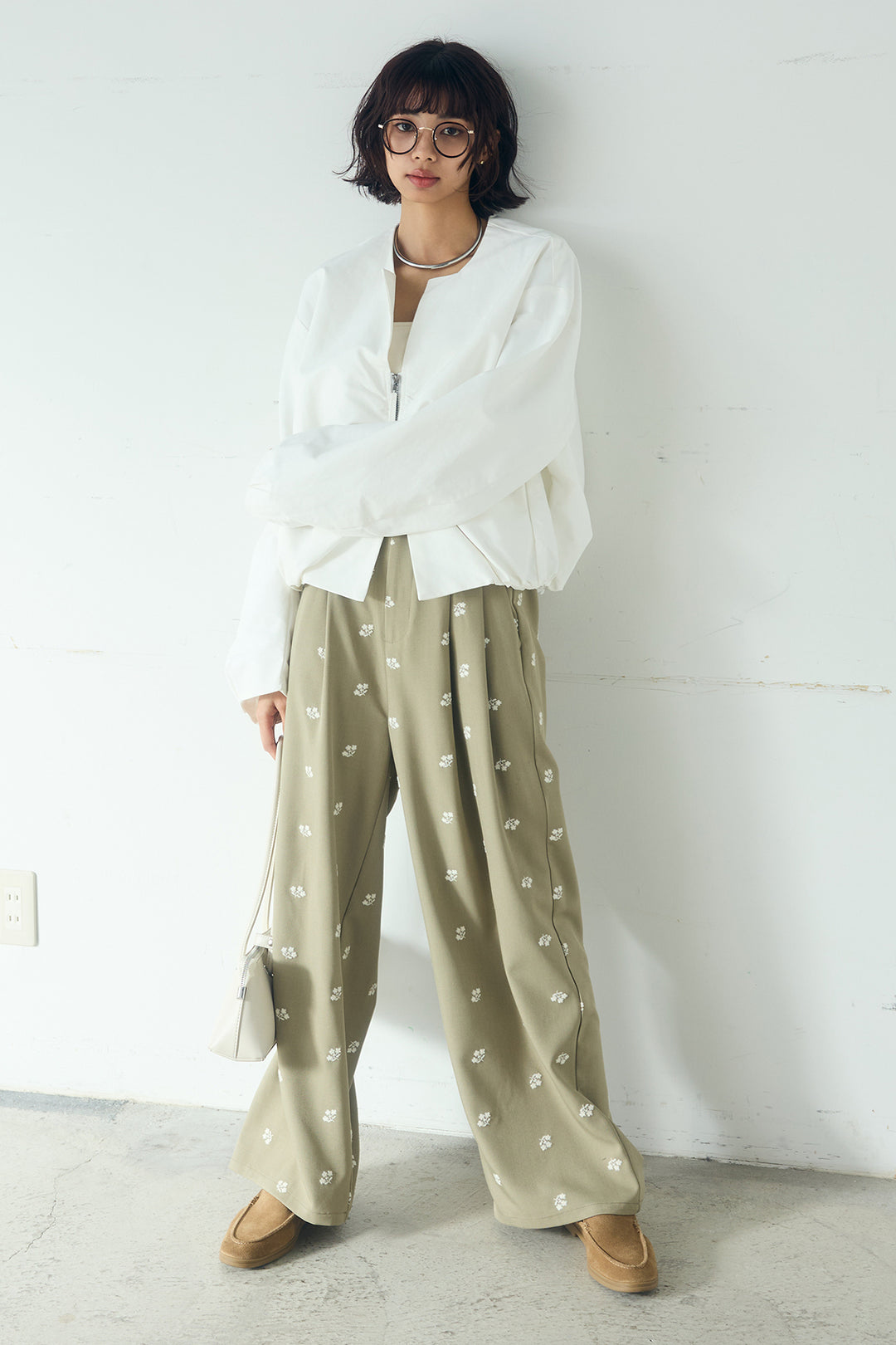 [SET]ノーカラーフロントギャザージップアウター+花柄刺繍ツイルタックパンツ(2set)