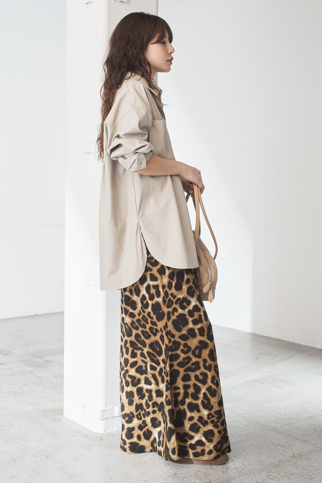 [SET]ウォッシャブルエコレザービックカフスシャツ+レオパードサテンナロースカート(2set)