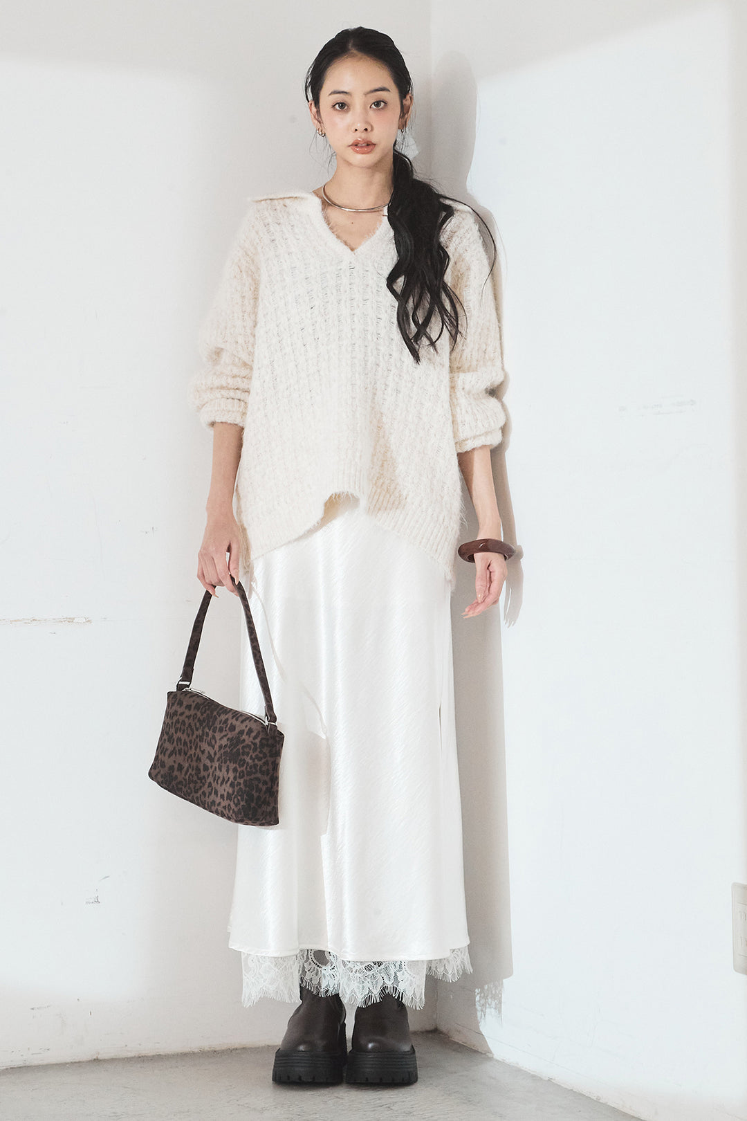 [SET]襟付きVネックニットトップス+裾レースデザインサテンスカート(2set)