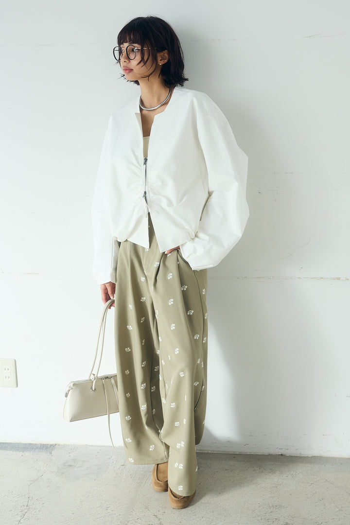 [SET]ノーカラーフロントギャザージップアウター+花柄刺繍ツイルタックパンツ(2set)