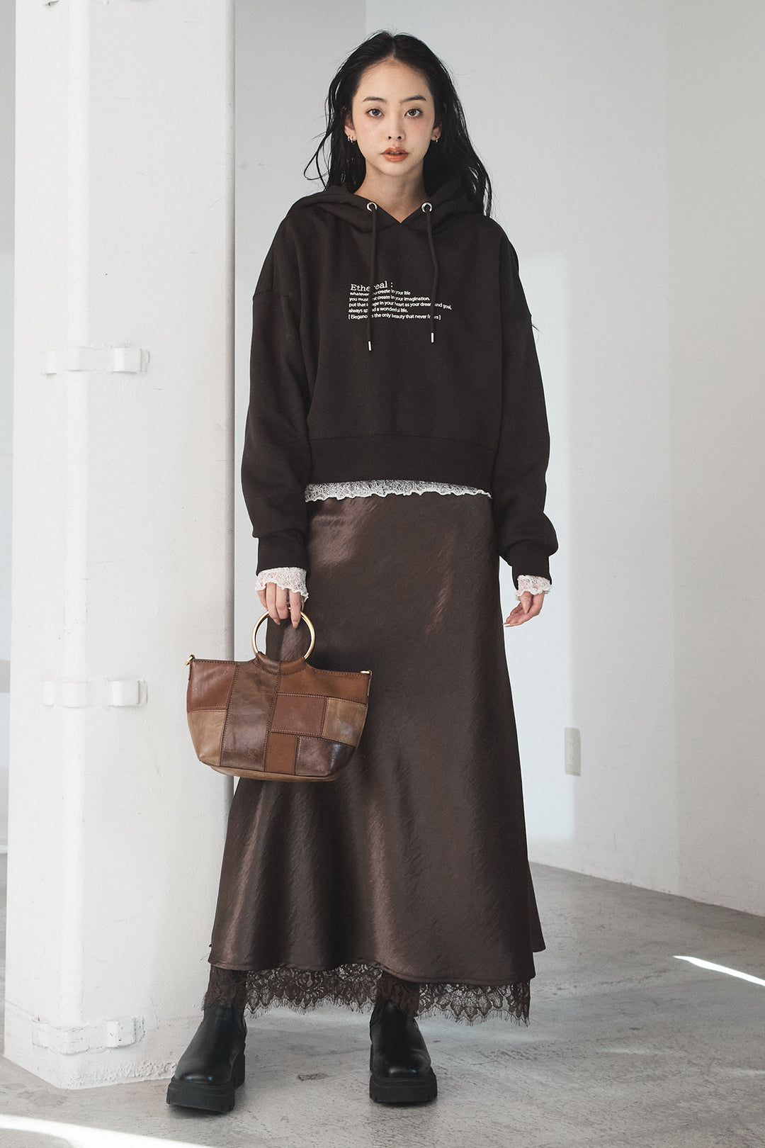 [SET]裏起毛レタリング刺繍フーディショートプルオーバー+ストレッチレースクルーネックインナー+裾レースデザインサテンスカート(3set)