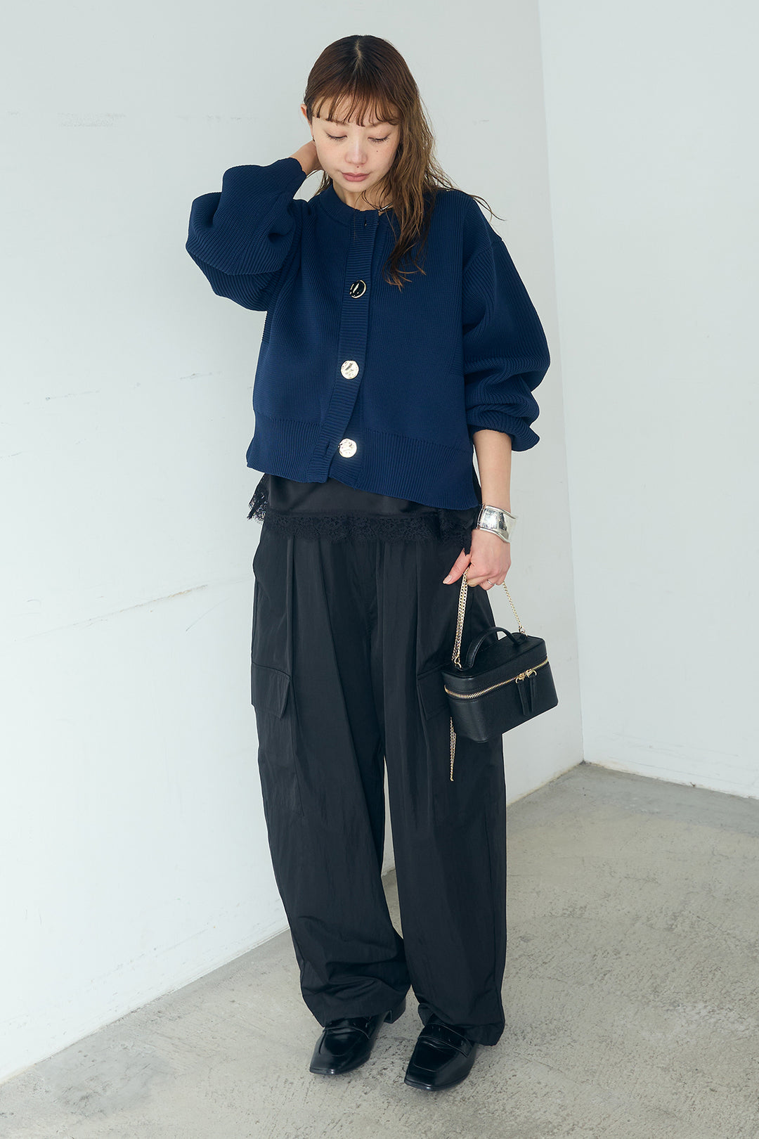 [SET]スポンディッシュBIGボタンクルーネックカーディガン+撥水ジョガーパンツ+ブロード切り替えぺプラムタンク(3set)