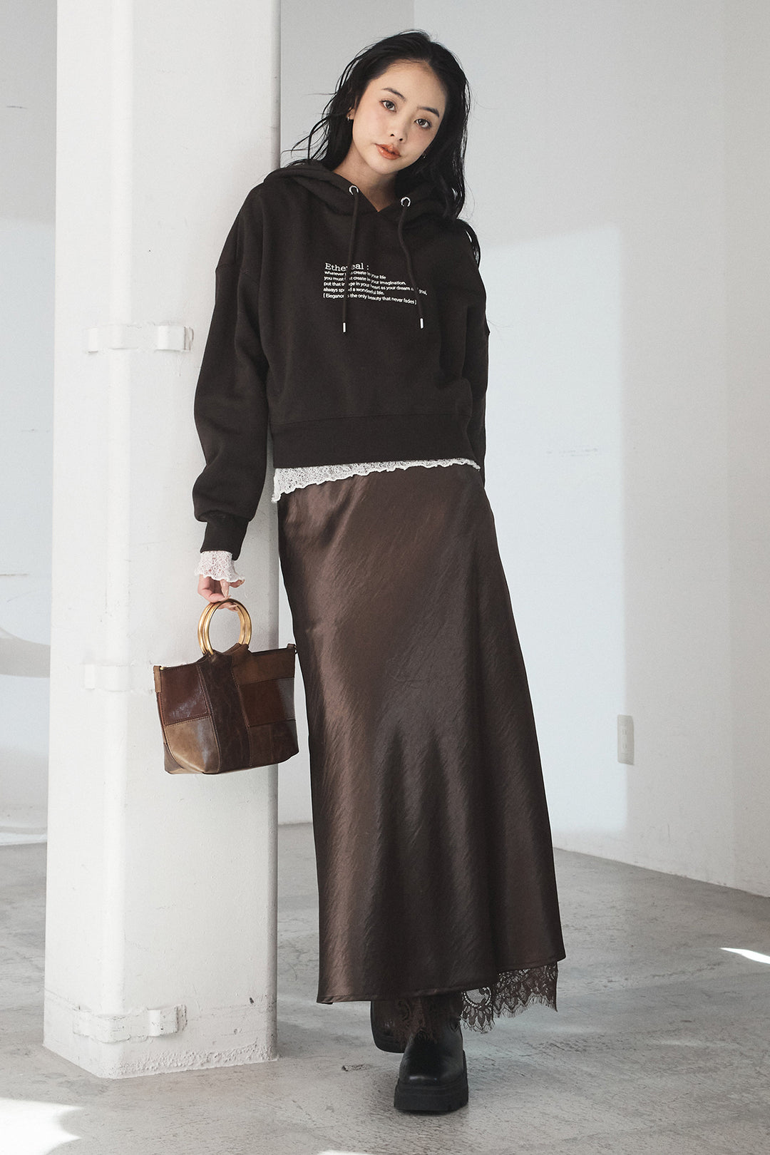 [SET]裏起毛レタリング刺繍フーディショートプルオーバー+ストレッチレースクルーネックインナー+裾レースデザインサテンスカート(3set)