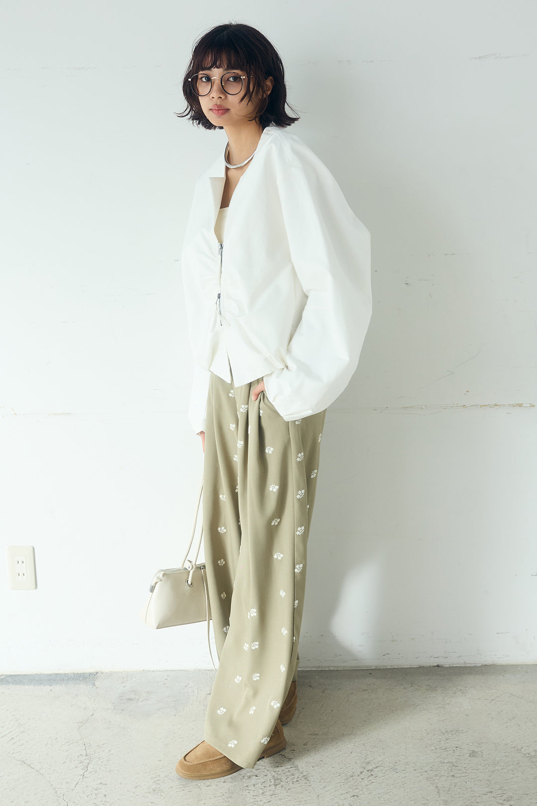 [SET]ノーカラーフロントギャザージップアウター+花柄刺繍ツイルタックパンツ(2set)