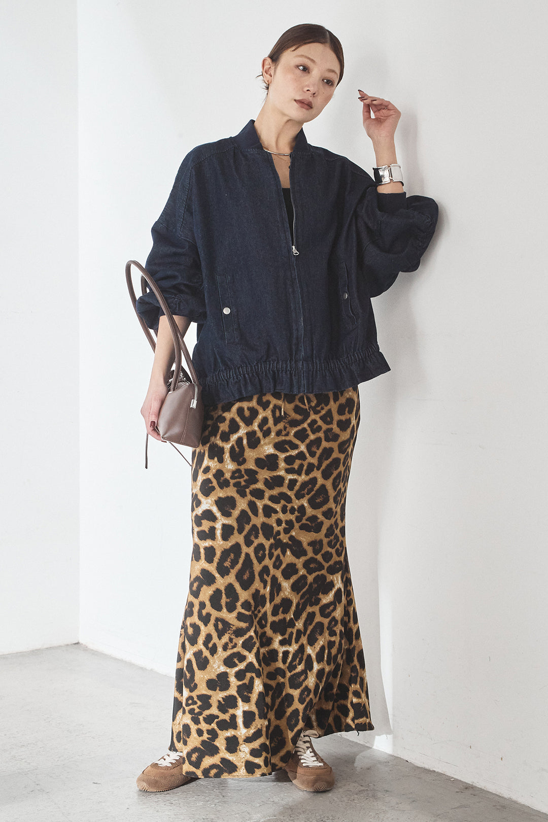 [SET]袖シャーリング裾フリルデニムブルゾン+レオパードサテンナロースカート(2set)