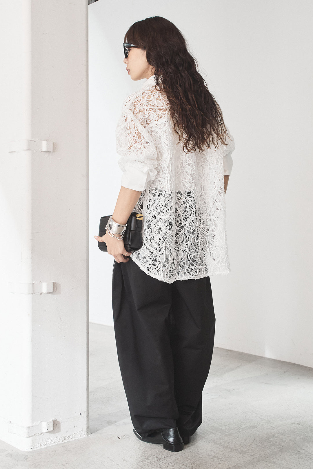 [SET]刺繍レースオーバーサイズシャツ+合繊ツイルパイピングタックカーブパンツ(2set)