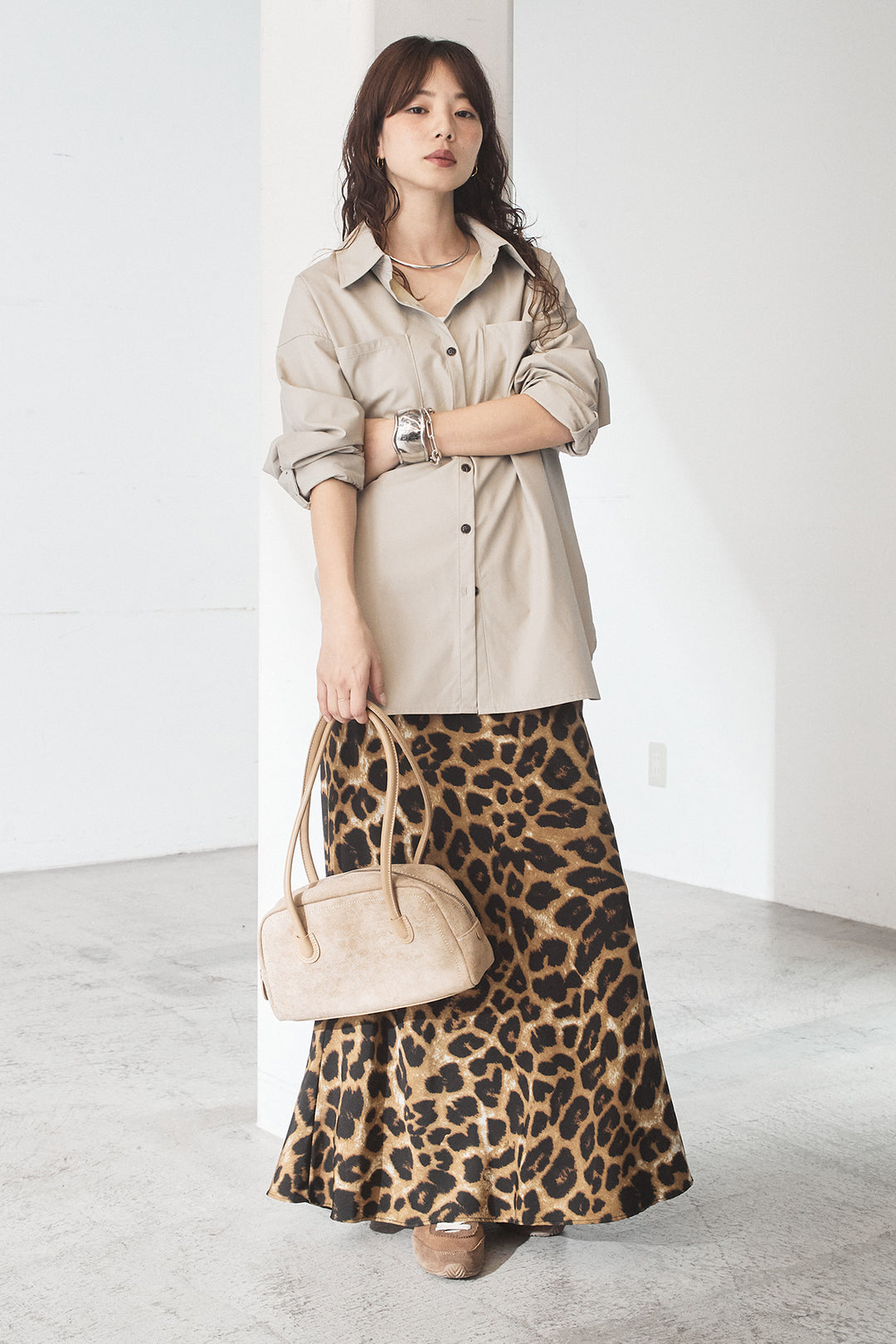 [SET]ウォッシャブルエコレザービックカフスシャツ+レオパードサテンナロースカート(2set)