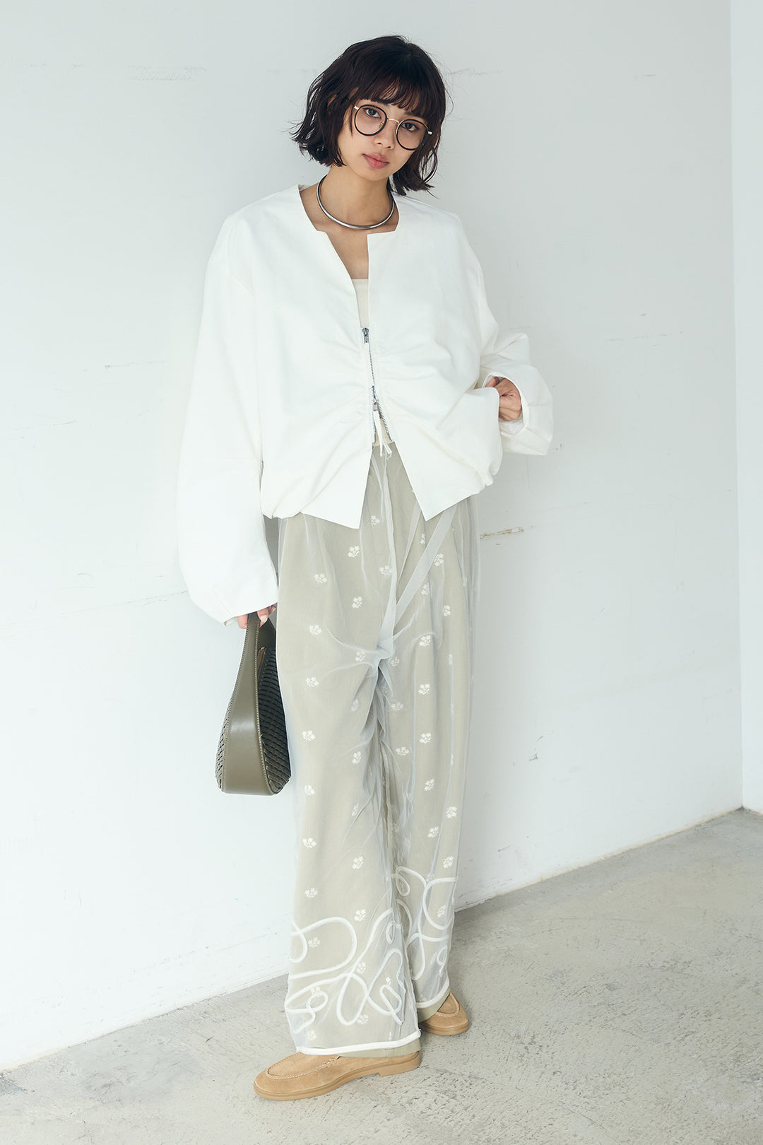 [SET]ノーカラーフロントギャザージップアウター+花柄刺繍ツイルタックパンツ+ニュアンスウェーブ刺繍シアーチュールパンツ(3set)