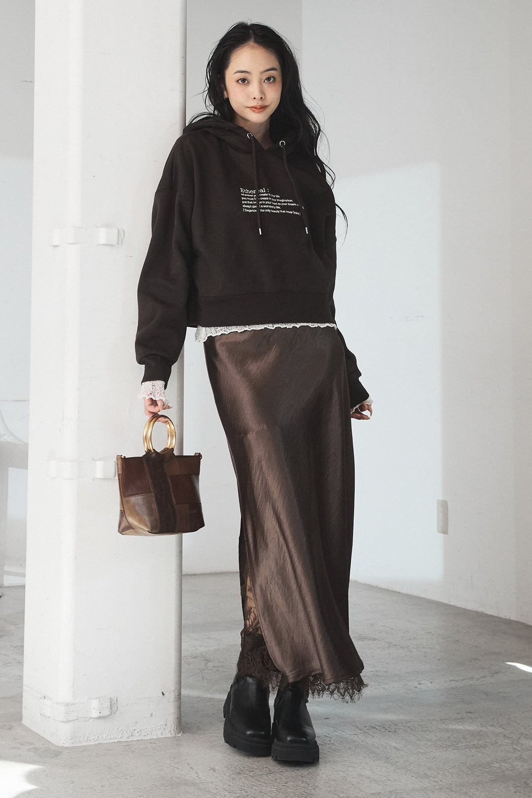 [SET]裏起毛レタリング刺繍フーディショートプルオーバー+裾レースデザインサテンスカート(2set)
