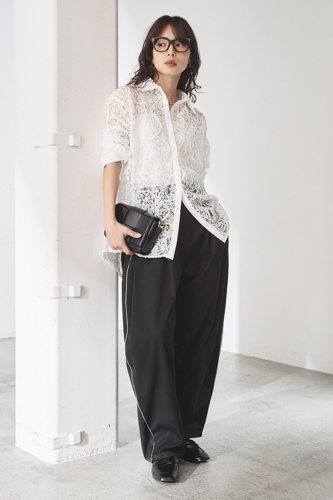 [SET]刺繍レースオーバーサイズシャツ+合繊ツイルパイピングタックカーブパンツ(2set)
