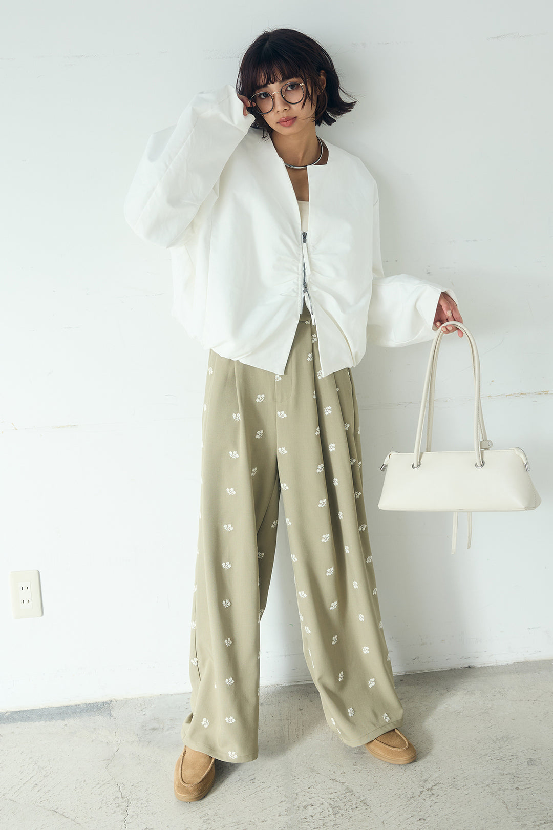 [SET]ノーカラーフロントギャザージップアウター+花柄刺繍ツイルタックパンツ(2set)