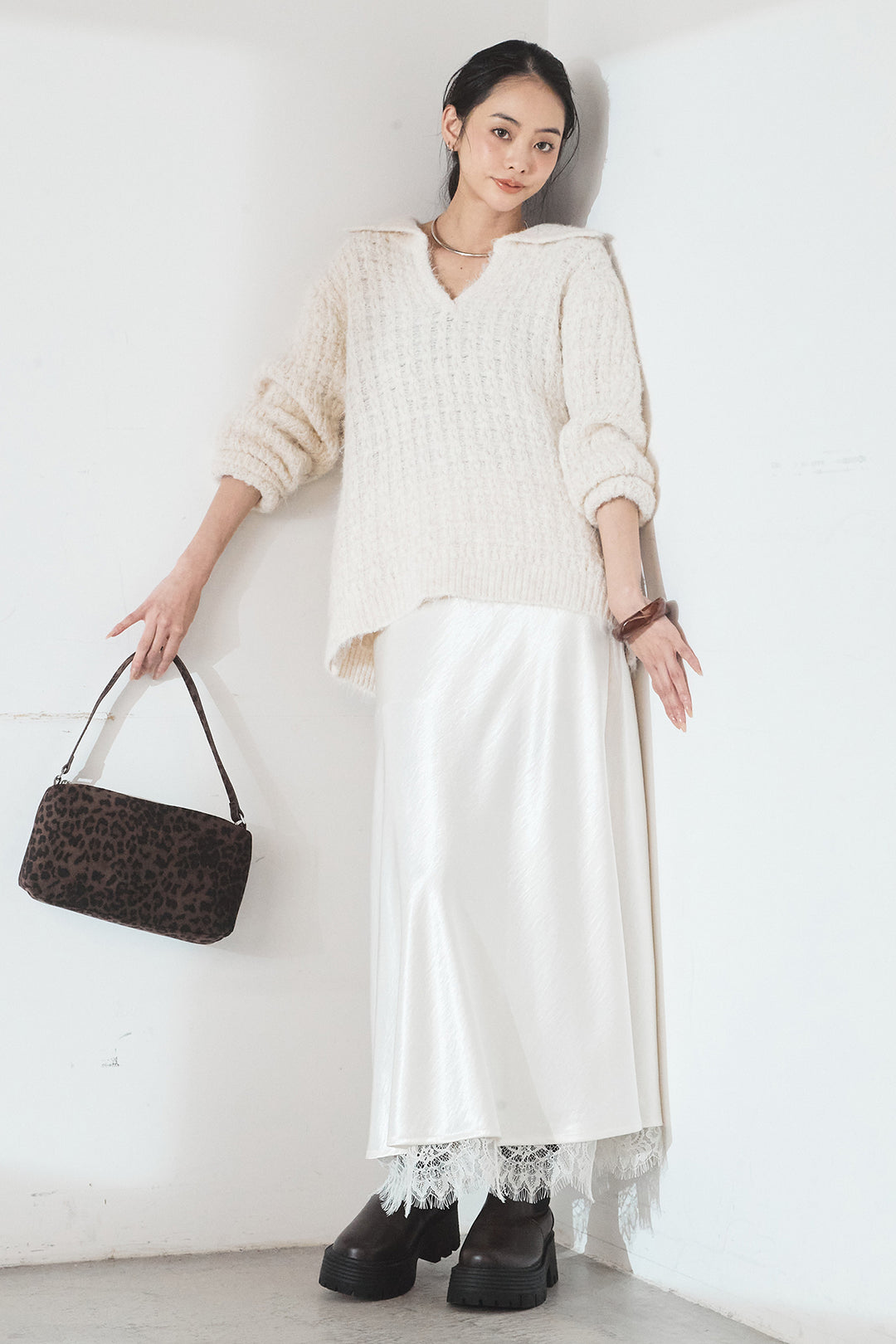 [SET]襟付きVネックニットトップス+裾レースデザインサテンスカート(2set)