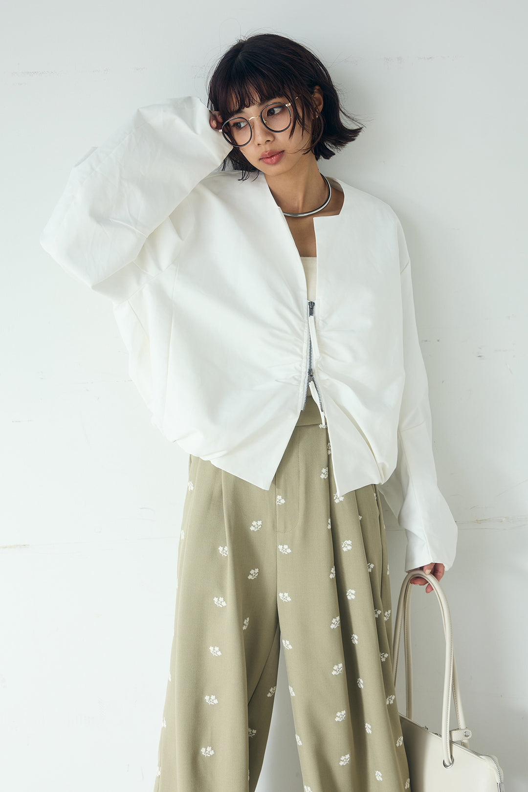 [SET]ノーカラーフロントギャザージップアウター+花柄刺繍ツイルタックパンツ(2set)