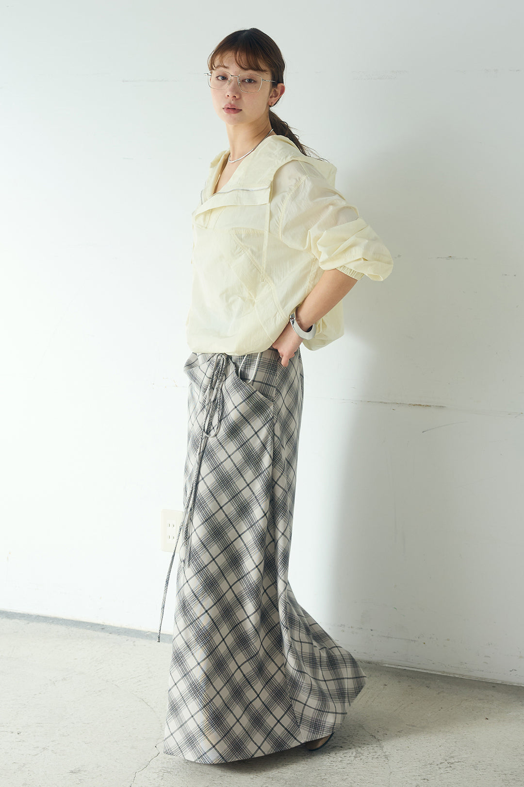 [SET]ナイロンフーディーブルゾンアウター+タータンチェック柄フロントデザインスカート(2set)