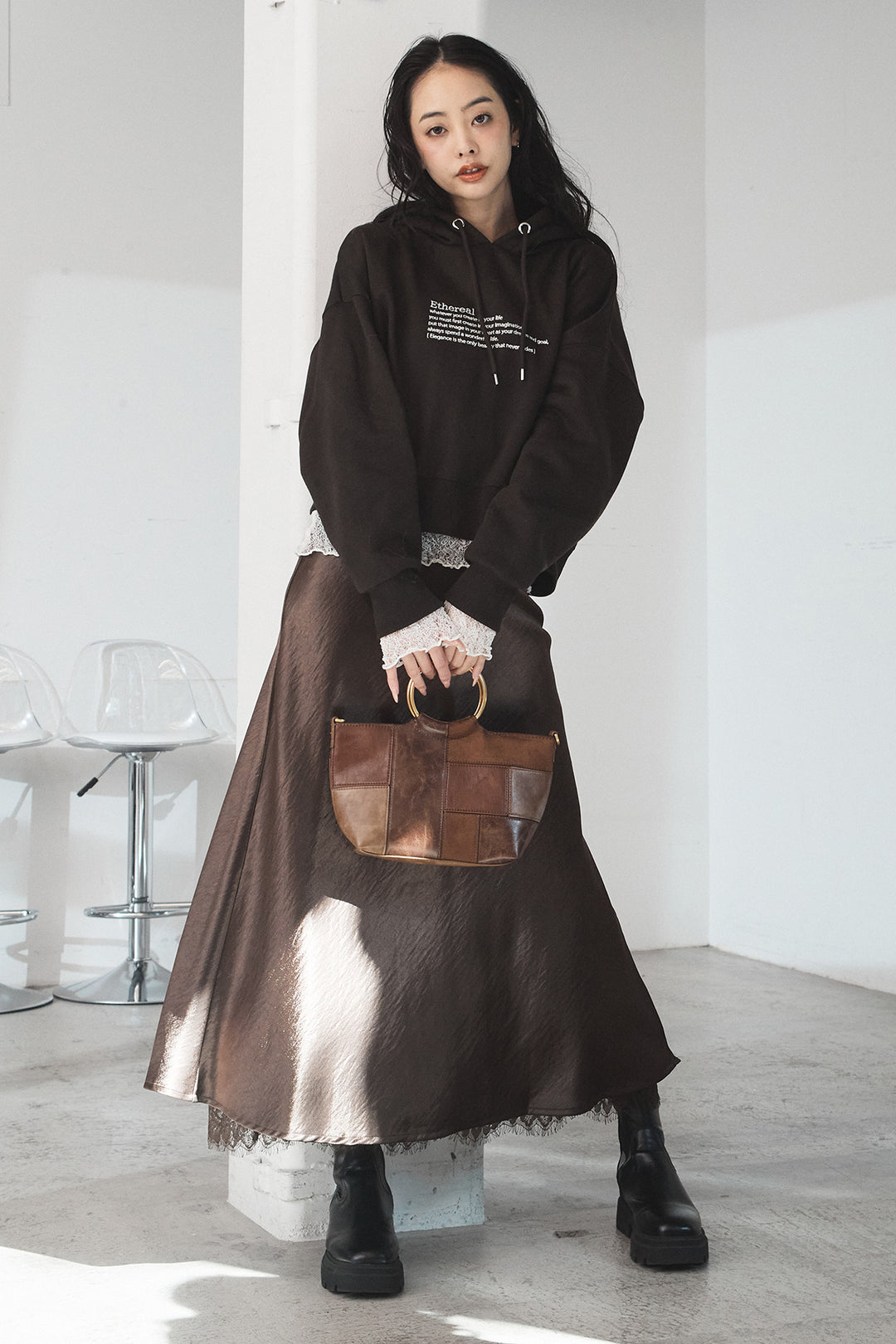 [SET]裏起毛レタリング刺繍フーディショートプルオーバー+ストレッチレースクルーネックインナー+裾レースデザインサテンスカート(3set)