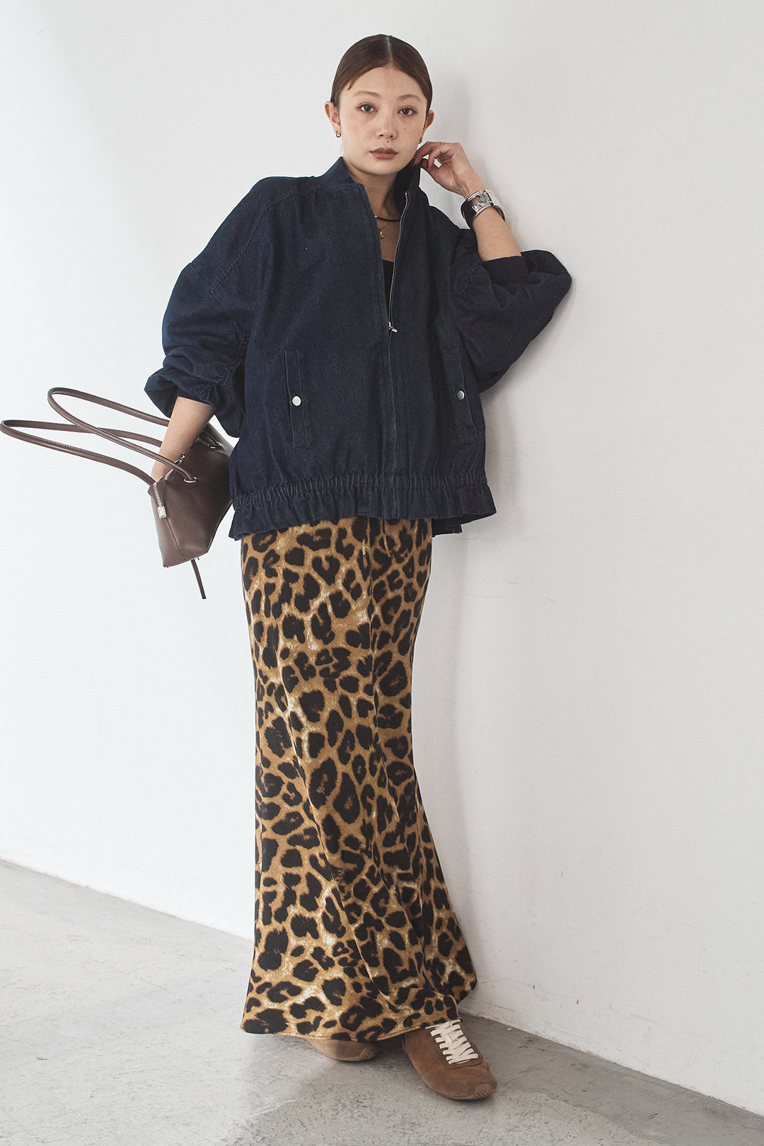 [SET]袖シャーリング裾フリルデニムブルゾン+レオパードサテンナロースカート(2set)