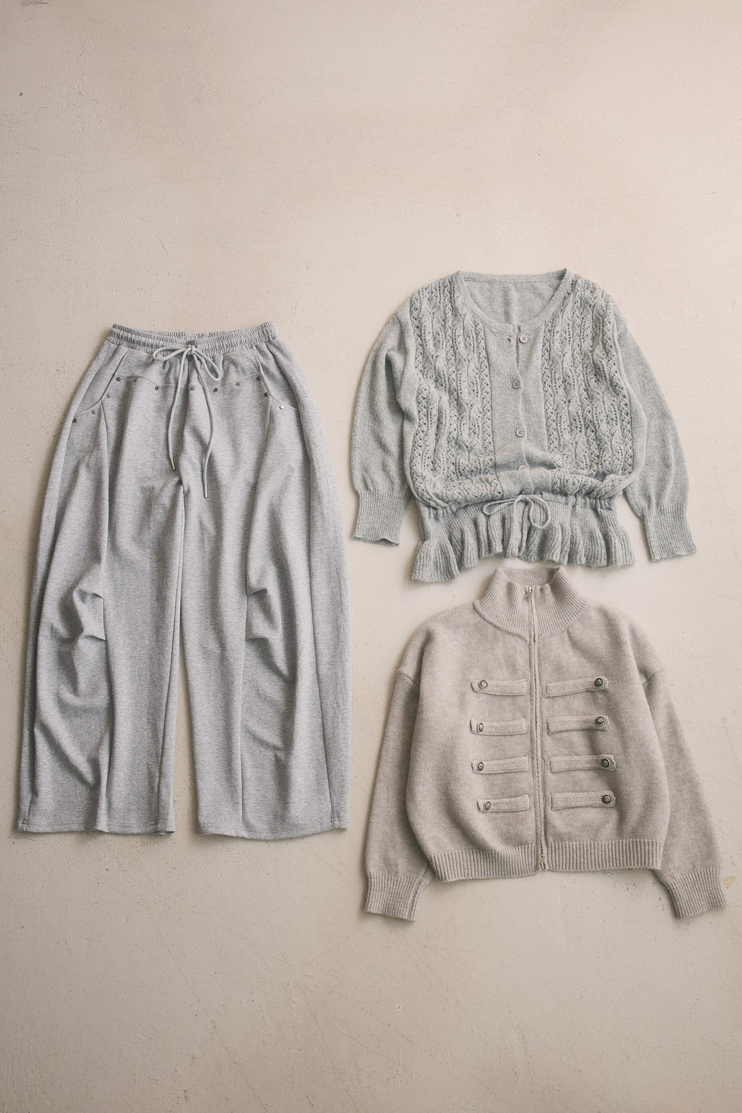 【着回しセット】[SET]裾フリル透かし編みニットカーディガン+ナポレオンボタンハイネックニットブルゾン+スタッズ付きニーサイドタックスウェットパンツ(3set)