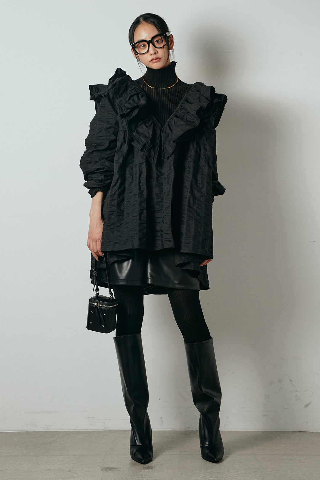 [SET]Vネックフリルカラーブラウス+ストレッチエコレザーバミューダパンツ(2set)