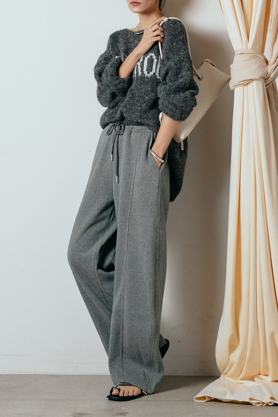 [SET]フロントロゴデザインニットトップス+スウェットワイドカーブパンツ(2set)