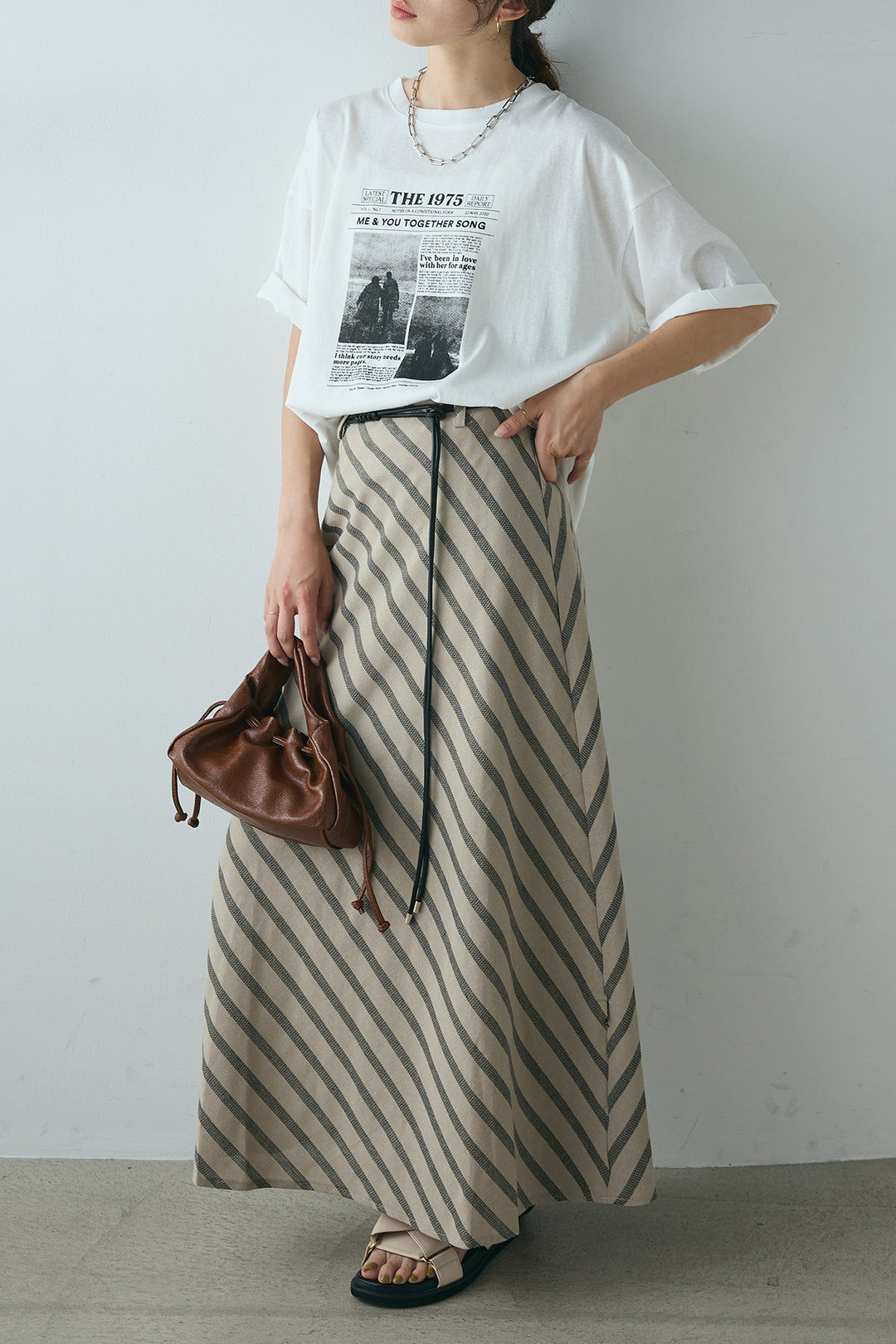 [SET]ニュースペーパーグラフィックTシャツ+ベルト付き斜めライン柄スカート(2set)