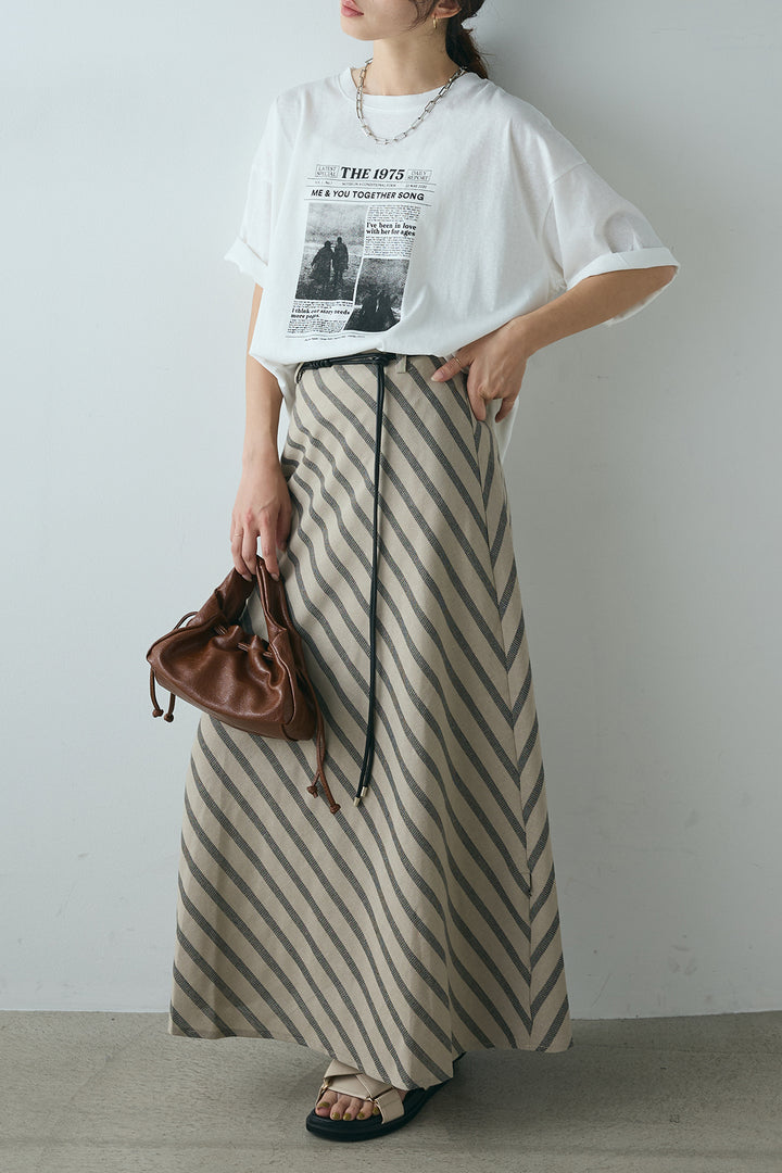 [SET]ニュースペーパーグラフィックTシャツ+ベルト付き斜めライン柄スカート(2set)