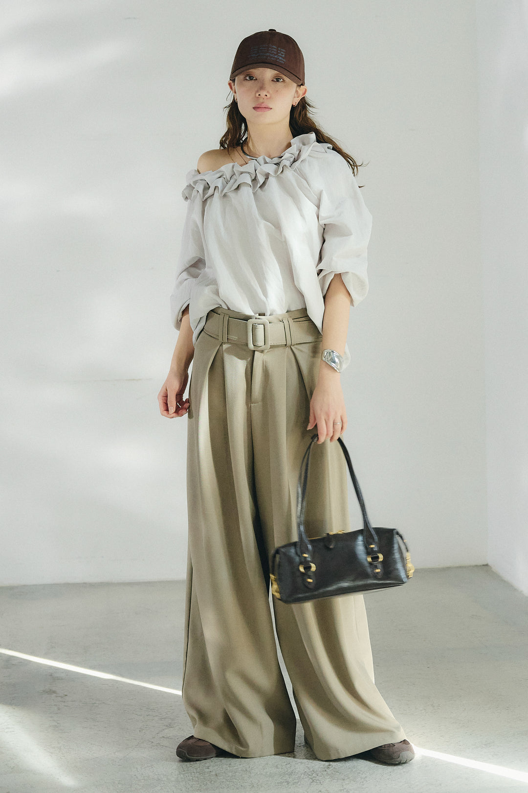 [SET]ネックフリルデザインブラウス+ベルト付きツータックワイドパンツ(2set)