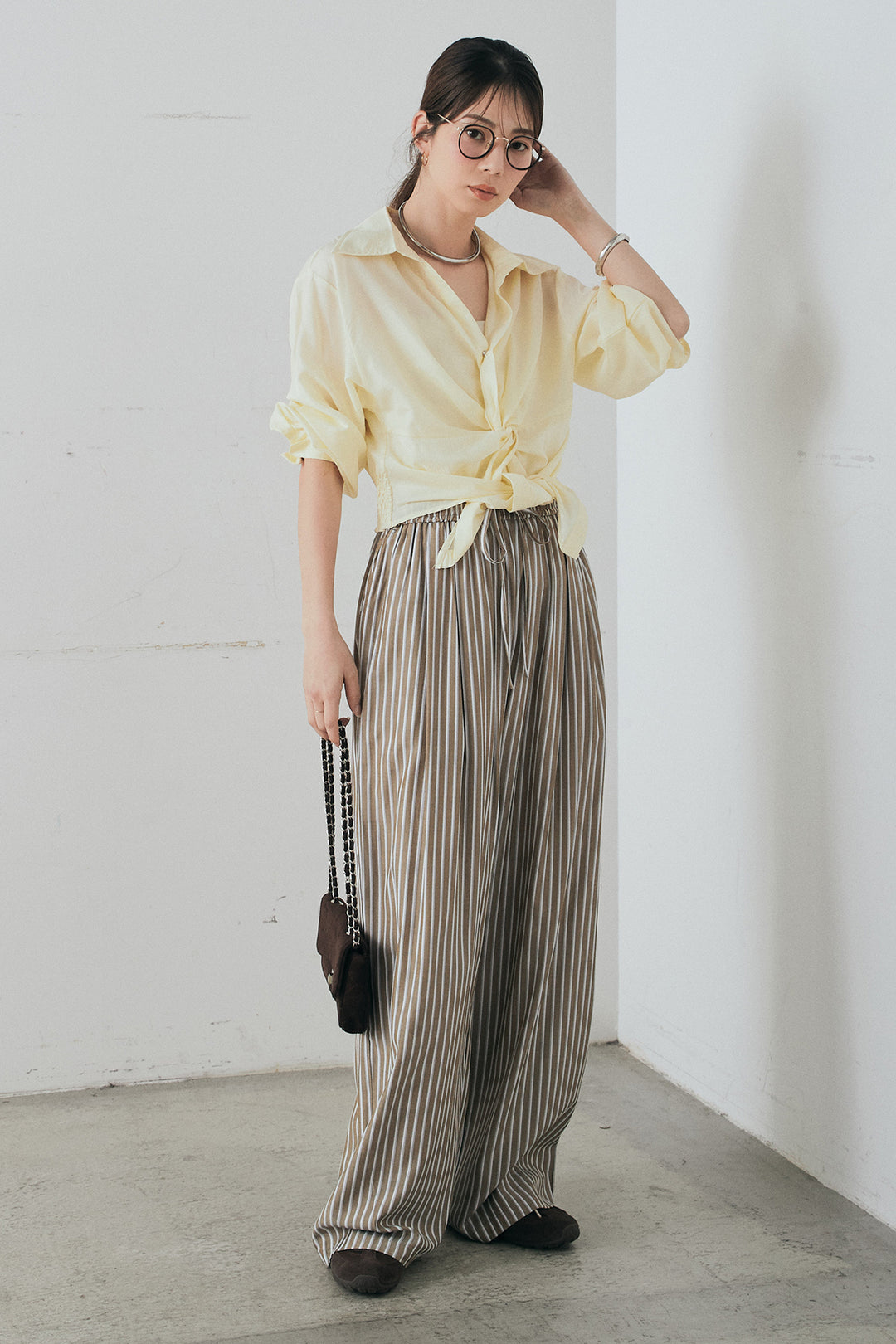 [SET]裾巻きツイストデザインシャツ+レーヨンストライプイージーワイドパンツ(2set)
