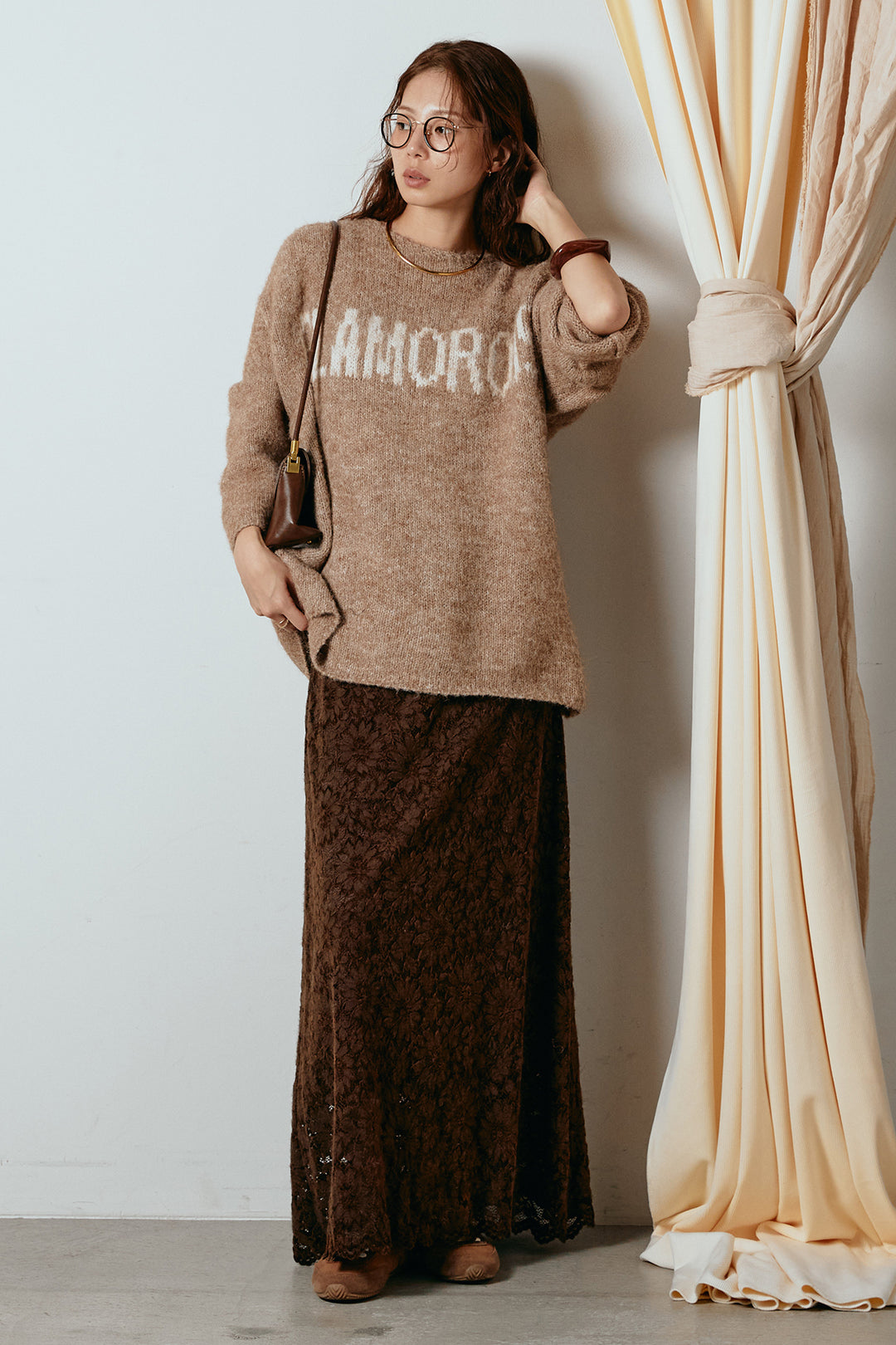 [SET]フロントロゴデザインニットトップス+花柄刺繍ベロアフレアスカート(2set)