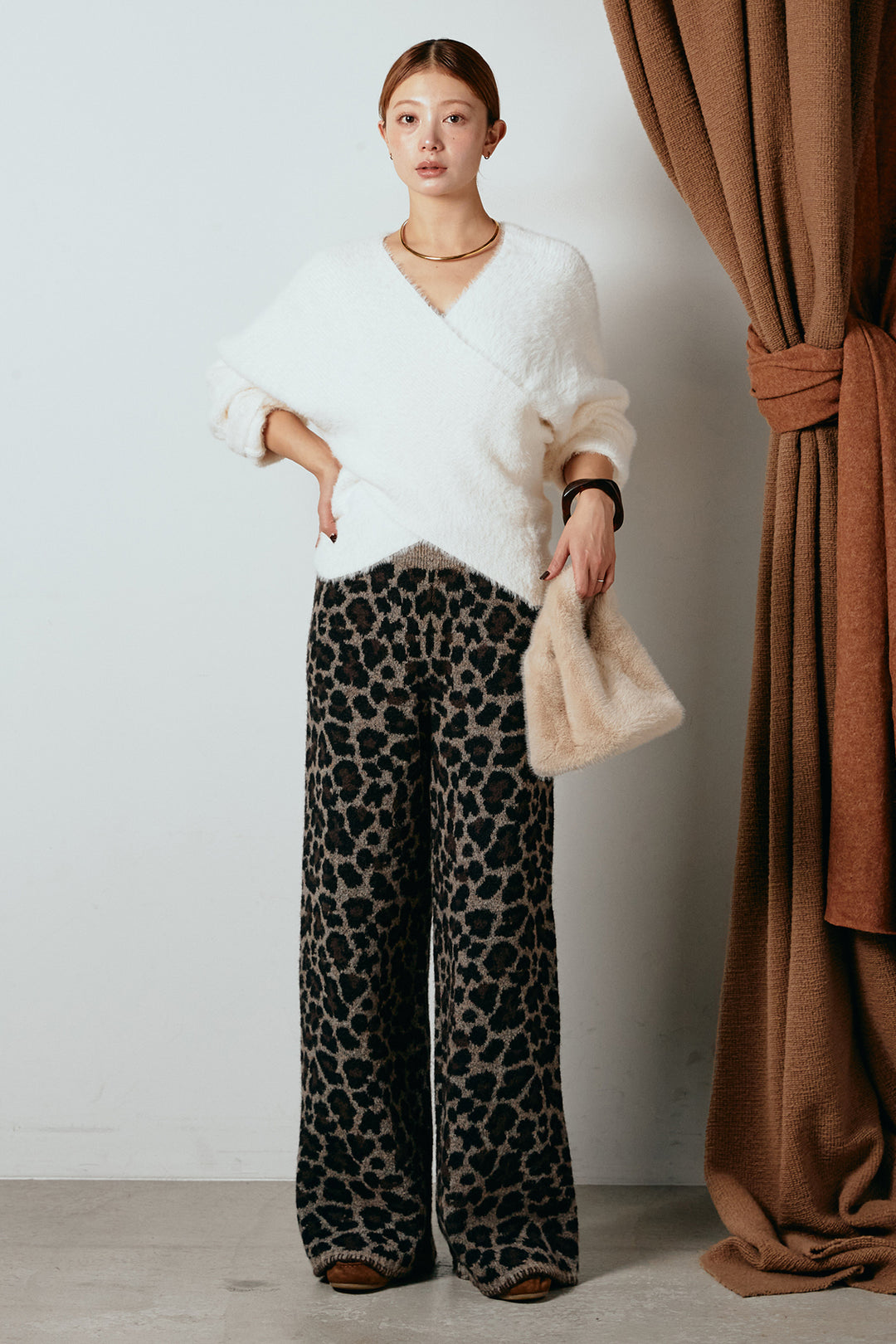 [SET]シャギーカシュクールニットトップス+リラックスレオパード柄ニットパンツ(2set)
