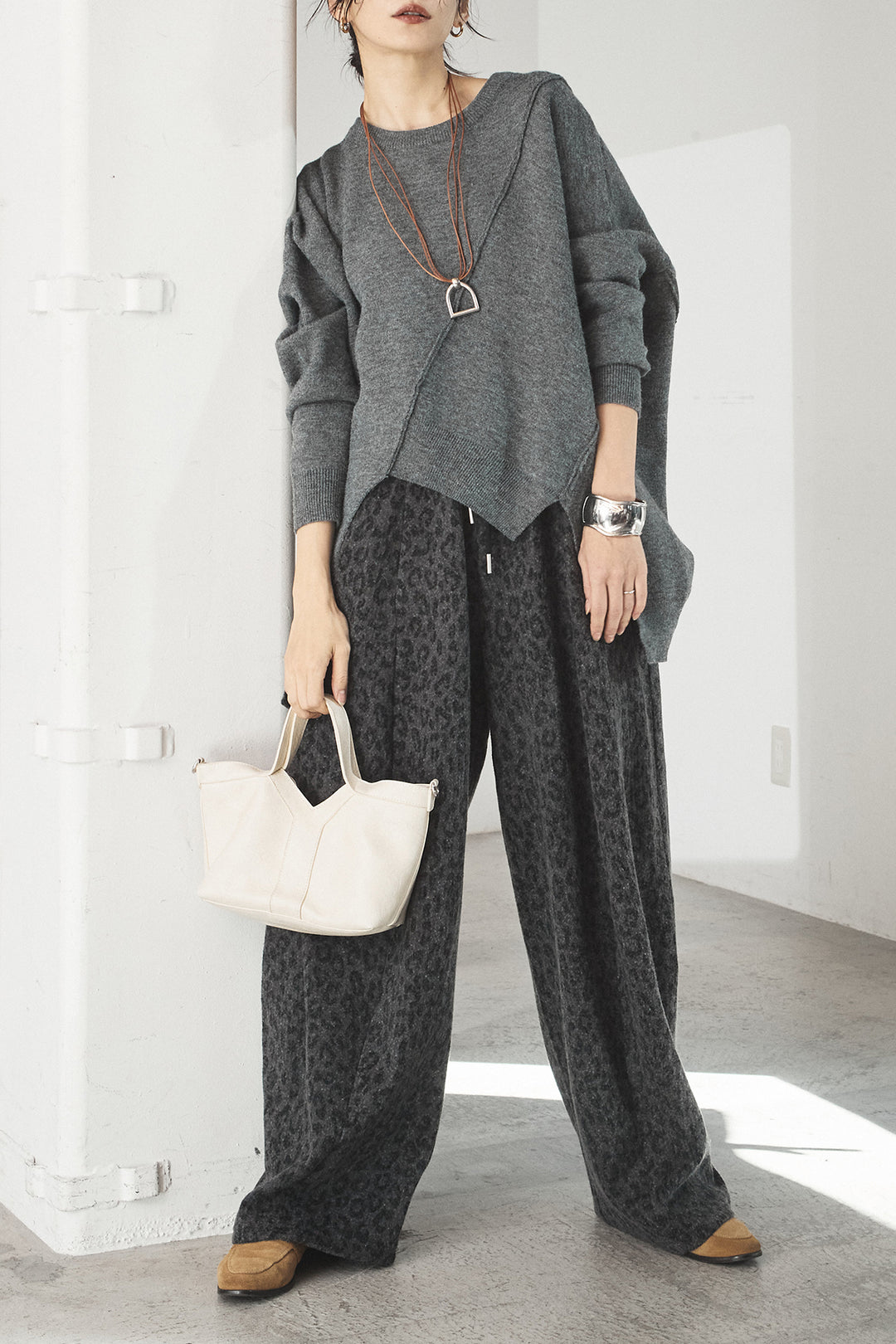 [SET]アシンメトリーデザインニットトップス+リラックスレオパード柄ワイドパンツ(2set)