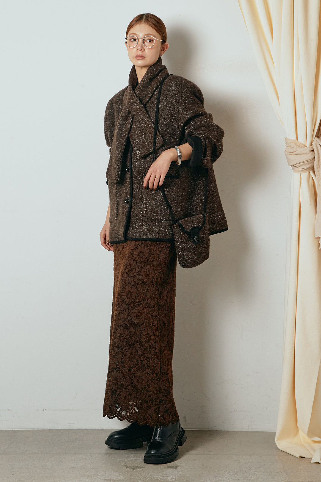 [SET]ノーカラーマフラーバッグ付きアウター+花柄刺繍ベロアフレアスカート(2set)