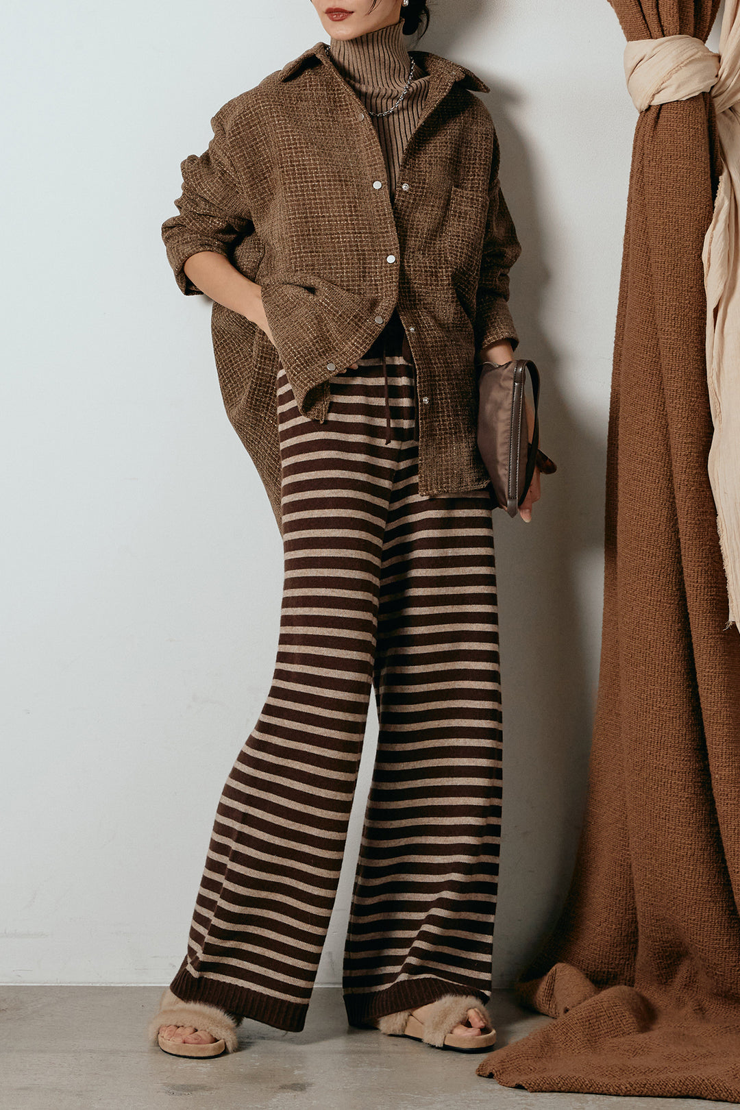 [SET]ルーズクラッシュツイルシャツ+リブニットシームレスタートルプルオーバー+ボーダーリラックスニットパンツ(3set)